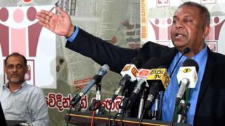 අමාත්ය මංගල සමරවීර සමුළුව අමතමින්