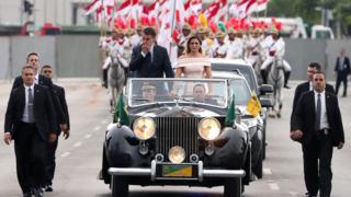 Jair Bolsonaro e primeira-dama Michelle Bolsonaro são transportados no Rolls-Royce presidencial na cerimônia de posse