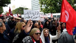 Des milliers de personnes marchant ce dimanche sur l'avenue Habib Bourguiba à Tunis en contestation contre le retour des djihadistes