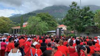 Des femmes toute de rouge vêtu, aux couleurs du Parti du Peuple, sont venu rendre un dernier hommage à l'ancien président des Seychelles décédé.