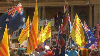 Người biểu tình hô "Phuc Nguyen, go home" "Hun Sen, go home" "Suu Kyi, go home" trong video live trực tiếp từ buổi biểu tình hôm 17/3 tại tòa thị chính Sydney.