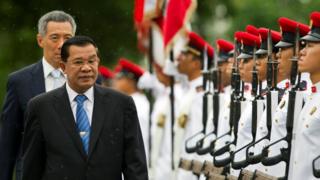Cambodia"s Prime Minister Hun Sen (front) inspects an honour guard as Singapore"s Prime Minister Lee Hsien Loong walks behind him at the Istana in Singapore July 26, 2010