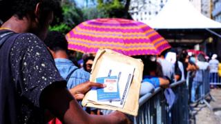Jovem na fila do mutirão do emprego em São Paulo