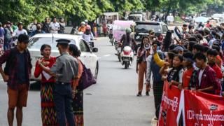 မြစ်ကြီးနား IDP များဆန္ဒထုတ်ဖော်မှုကို လာရောက်သတိပေး တားမြစ်ခံရစဉ်