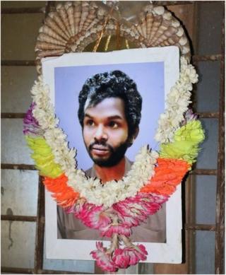పూల మాల వేసిన మధు ఫోటో