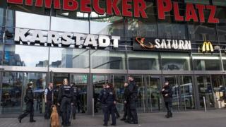 La police locale appuyée par des brigades canines a investi le bâtiment