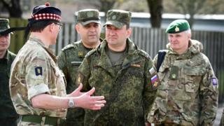 Полковник британской армии Чарли Уоллес беседует с русскими офицерами