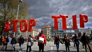 Протестующие протестуют против соглашений о свободной торговле TTIP и CETA в Ганновере (23 апреля)