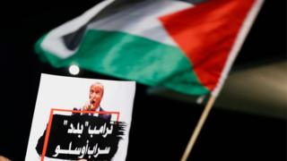 صورة من مظاهرة ضد قرار نقل السفارة الأمريكية في إسرائيل إلى القدس. ولافتة كُتب عليها "ترامب بدد سراب أوسلو"