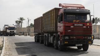   Trucks at the entrance to the Kerem Shalom crossing in the southern Gaza Strip (July 17, 2018) 