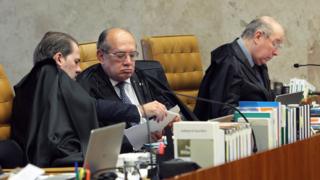Ministros Dias Toffoli e Gilmar Mendes conversam no plenário do STF. Mais adiante, Celso de Mello lê documentos