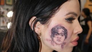 Kelsy Karter and her fake face tattoo of Harry Styles
