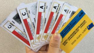 Kenapa SIM yang berbentuk kartu disebut surat, sedangkan KK yang