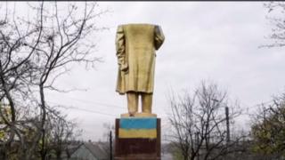Una estatua de Lenin sin cabeza