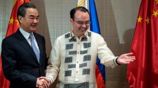 Hai Bộ trưởng Ngoại giao của TQ và Philiipines