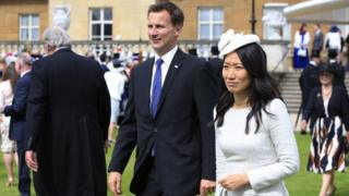Menlu Inggris, Jeremy Hunt dan istrinya Lucia yang berasal dari Cina saat menghadiri pesta di Istana Buckingham (19/05/2016).