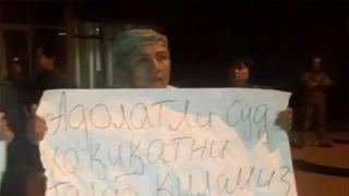 Навоий вилоят суди олдидаги норозилик намойиши