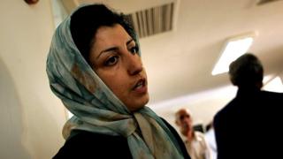 نرگس محمدی باید دستکم ده سال در زندان بماند