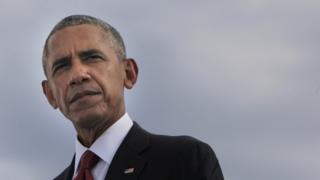 Президент Барак Обама участвует в минуту молчания во время церемонии, посвященной 15-й годовщине терактов 11 сентября в Мемориале Пентагона.