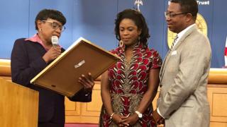 Ṣọpẹ́ lásìkò tó n gba àmì ẹ̀yẹ