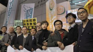 接受預約逮捕的「佔中」領袖在香港警察總部外會見媒體記者(27/3/2017)