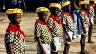 L'orchestre composé de jeunes garçons de 5 à 12 ans, a été créé par le capitaine Thomas Sankara, pour chanter la révolution et surtout porter le flambeau.