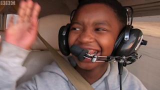 Des jeunes filles, pilotes de l'air en Afrique du sud