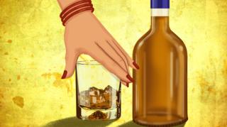 મહિલાના હાથમાં દારૂના ગ્લાસની તસવીર