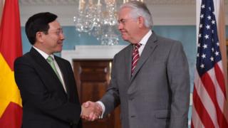 Ngoại trưởng Rex Tillerson và Phó Thủ tuớng/Ngoại trưởng Phạm Bình Mình tại Bộ Ngoại giao Hoa Kỳ ở Washington, DC ngày 20/04/2017.
