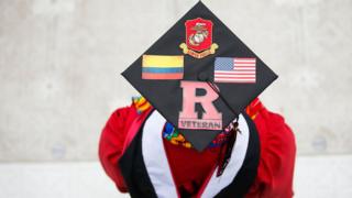 Un estudiante en un acto de graduación de la Universidad de Rutgers,