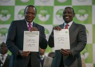 Uhuru Kenyatta (i buryo) na William Ruto bahawe inkaratatsi zuko batsindiye ibibanza vy'umukuru w'igihugu n'ic'icegera c'umukuru w'igihugu