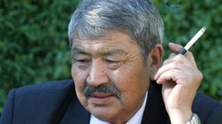 Кыргыз Эл артисти, кинорежиссер, акын, Жогорку Кеңештин мурдакы депутаты Дооронбек Садырбаев
