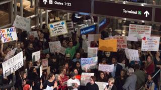 Virginia eyaletindeki Regan Havalimanı'nda da seyahat yasakları protesto edildi