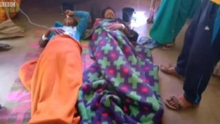বিষাক্ত মদ খেয়ে অসুস্থ হয়ে পড়া দু'জন