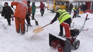 Комунальники прибирають сніг в Запоріжжі