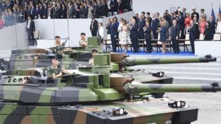 Дональд Трамп на военном параде в Париже в июле 2017 года