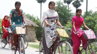 ভারতের বিহারে বাইসাইকেল চালিয়ে স্কুলে যাচ্ছে মেয়েরা।