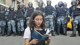 Olga Misik leyendo la constitución de Rusia de 1993.