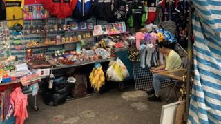 国庆假期本来是这些档贩的赚钱时间,但受示威影响,游客数字下跌,档主都空闲地玩手机。