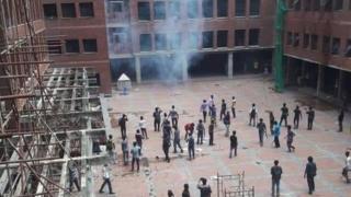 ঢাকার ইস্ট ওয়েস্ট বিশ্ববিদ্যালয় চত্বরে কাঁদানে গ্যাস