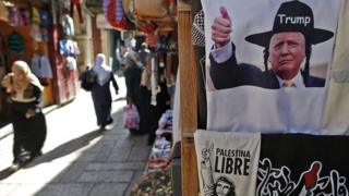 Плакат с изображением трампа в головном уборе хасида