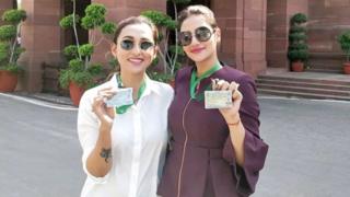 পার্লামেন্টের সামনে মিমি চক্রবর্তী (বাঁয়ে) ও নুসরাত জাহান