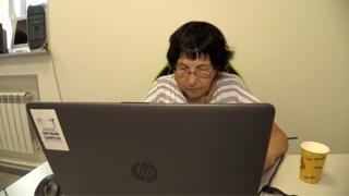 Жінка опанувала комп'ютер і смартфон після 90 років