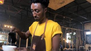 ፊልሞን ተስፋስላሴ በካፌው ውስጥ በሥራ ላይ