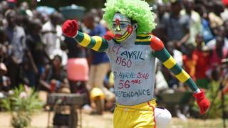 Un artiste avec le corps recouvert de peinture aux couleurs du Togo, avec l la date d'indépendance inscrite sur sa poitrine