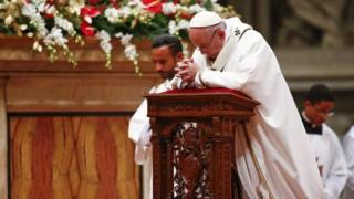 Le pape François, lors de son homélie traditionnelle de Noël le 24 décembre à la basilique Saint-Pierre de Rome