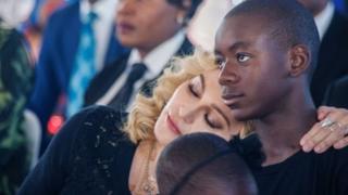 Nyota wa muziki wa Pop nchini Markani na mwanawe david wameitembelea Malawi kila mara taifa alilomuasili mwanawe