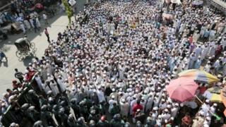 Bangladesh Muslims Protest Against Justice Goddess Statue - BBC News