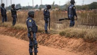 La police a confirmé à la BBC qu'ils ont été arrêtes ce week-end, alors qu'ils étaient en possession de membres de corps humains.