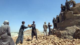 شمېرې ښيي چې دا مهال نژدې دوه میلیونه کارګر افغانان دندې نه لري